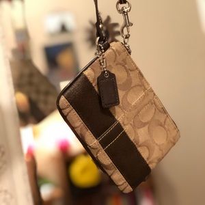 COACH - authentic signature wristlet